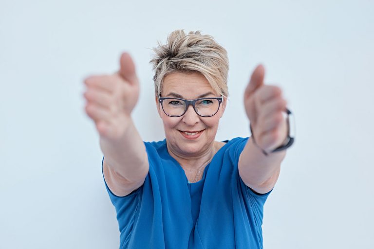 Portrait einer Frau in blauem TShirt