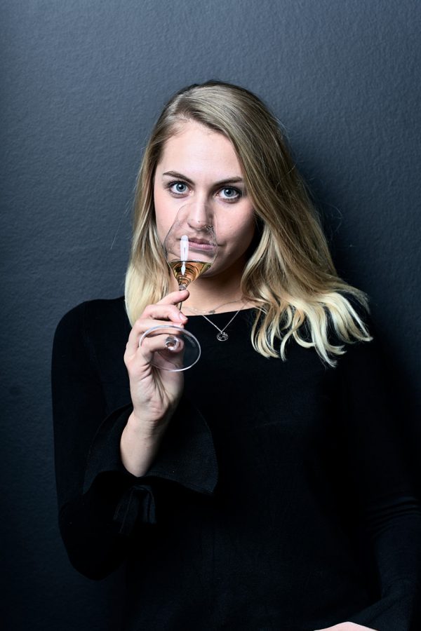 Portrait Katharina Raumland mit Glas Sekt