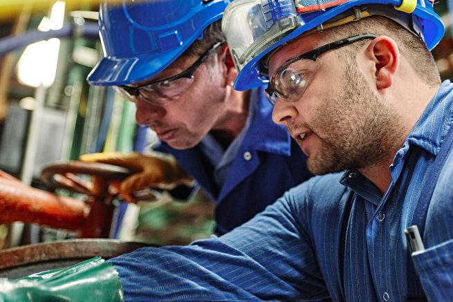 Zwei Mitarbeiter im Cemiewerk bei Wartungsarbeiten