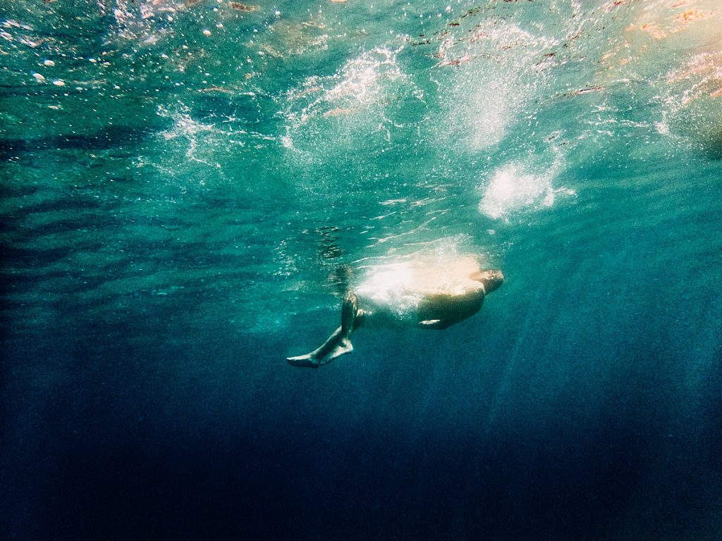 schwebende Menschen unterwasser fotografiert